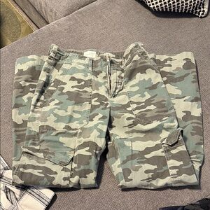 Universal Thread Green Camouflage Cargo Pants